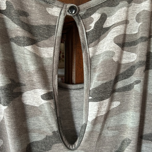 Camo jumper with 2 side pockets, key hole on back, rolled sleeves. NWOT. SS - Picture 6 of 8